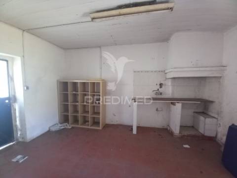 Moradia térrea t1 + logradouro santo antónio da charneca