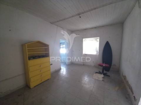 Moradia térrea t1 + logradouro santo antónio da charneca