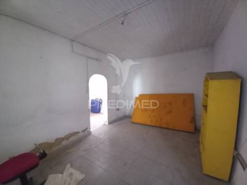 Moradia térrea t1 + logradouro santo antónio da charneca