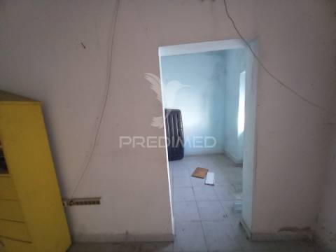 Moradia térrea t1 + logradouro santo antónio da charneca