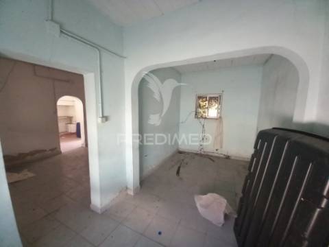 Moradia térrea t1 + logradouro santo antónio da charneca