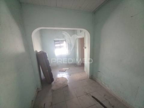 Moradia térrea t1 + logradouro santo antónio da charneca