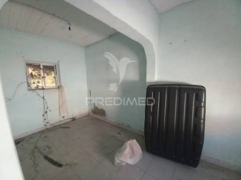 Moradia térrea t1 + logradouro santo antónio da charneca