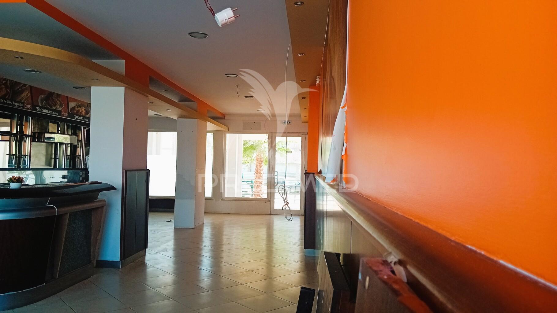 Loja comercial situada na  má partilha em alvor