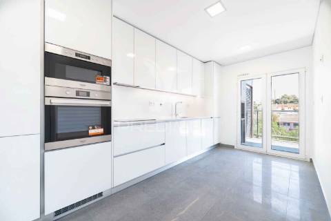 Apartamento t3 em condomínio fechado, com piscina e box.