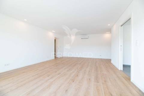 Apartamento t3 em condomínio fechado, com piscina e box.