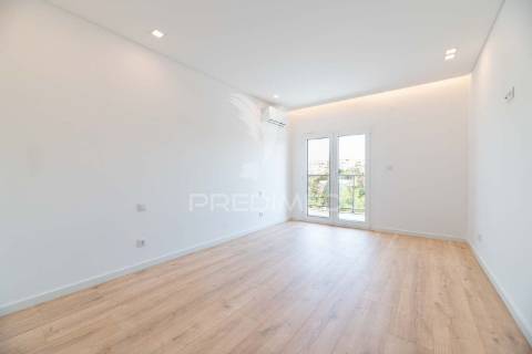 Apartamento t3 em condomínio fechado, com piscina e box.