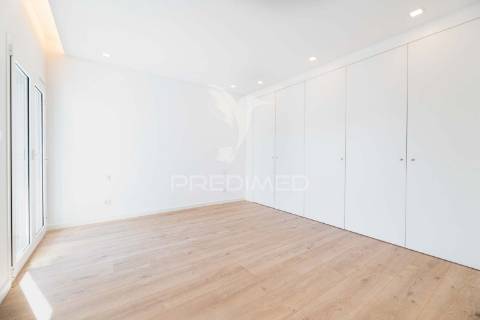 Apartamento t3 em condomínio fechado, com piscina e box.