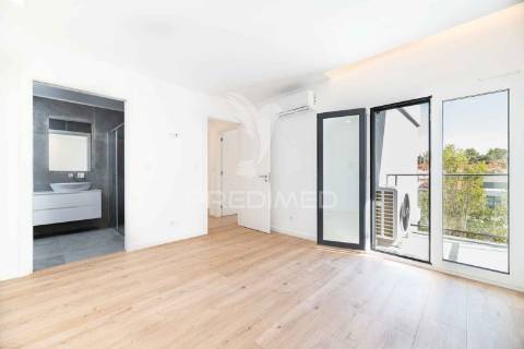 Apartamento t3 em condomínio fechado, com piscina e box.