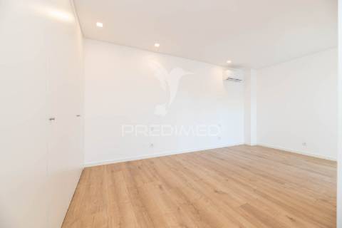 Apartamento t3 em condomínio fechado, com piscina e box.