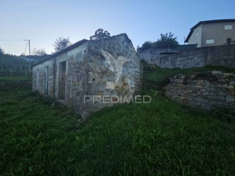 Terreno urbano com pequena moradia para restauro