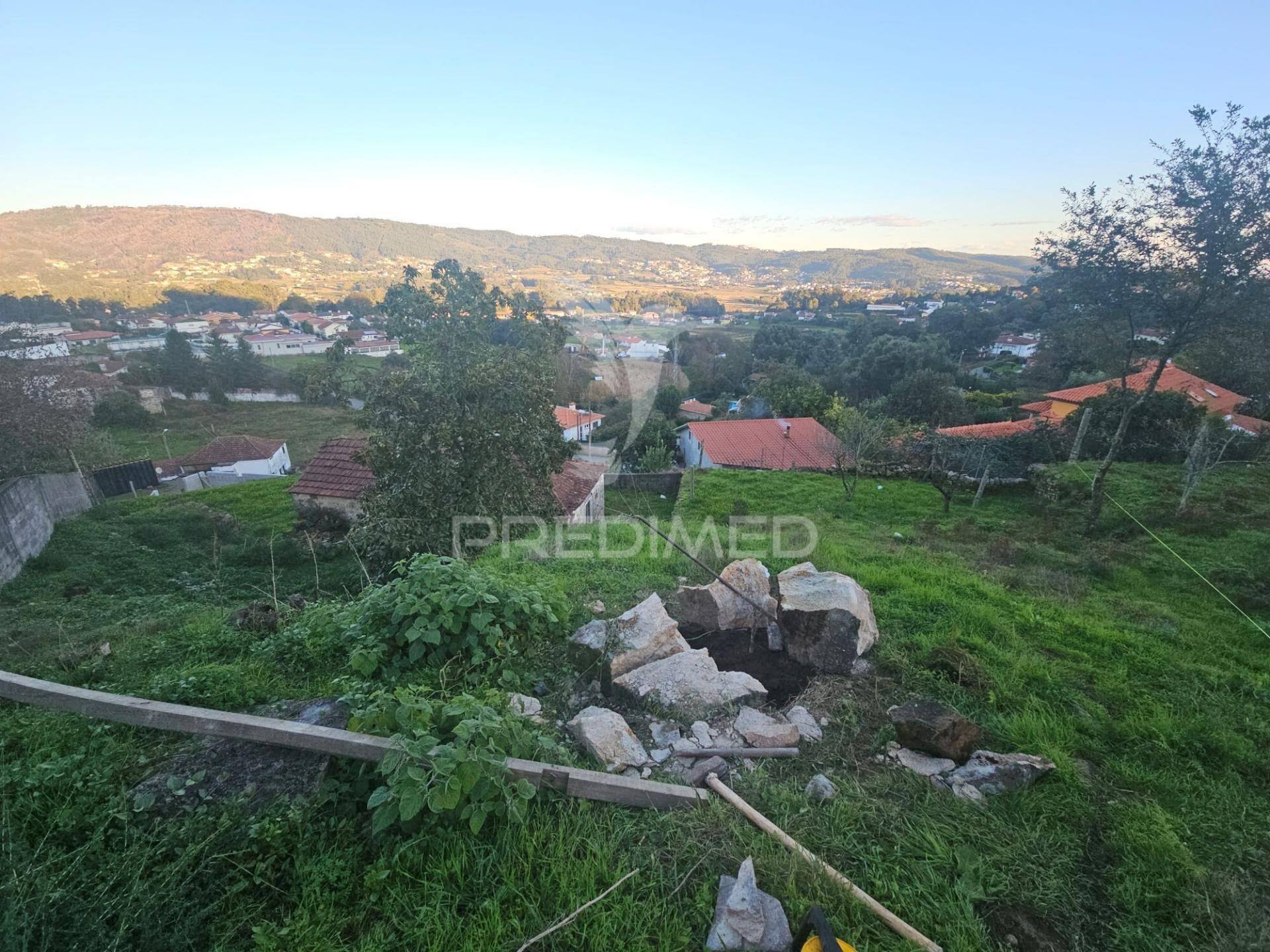 Moradia para restauro em terreno urbano
