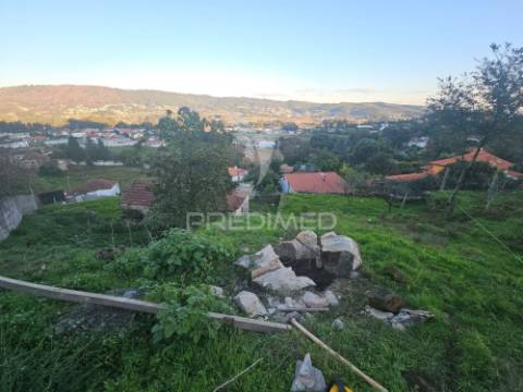 Terreno urbano com pequena moradia para restauro