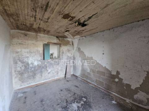 Terreno urbano com pequena moradia para restauro