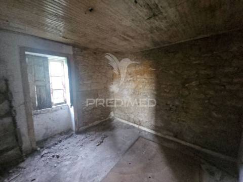 Terreno urbano com pequena moradia para restauro