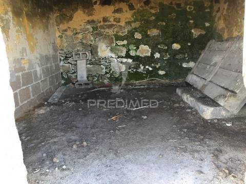 Terreno urbano com pequena moradia para restauro