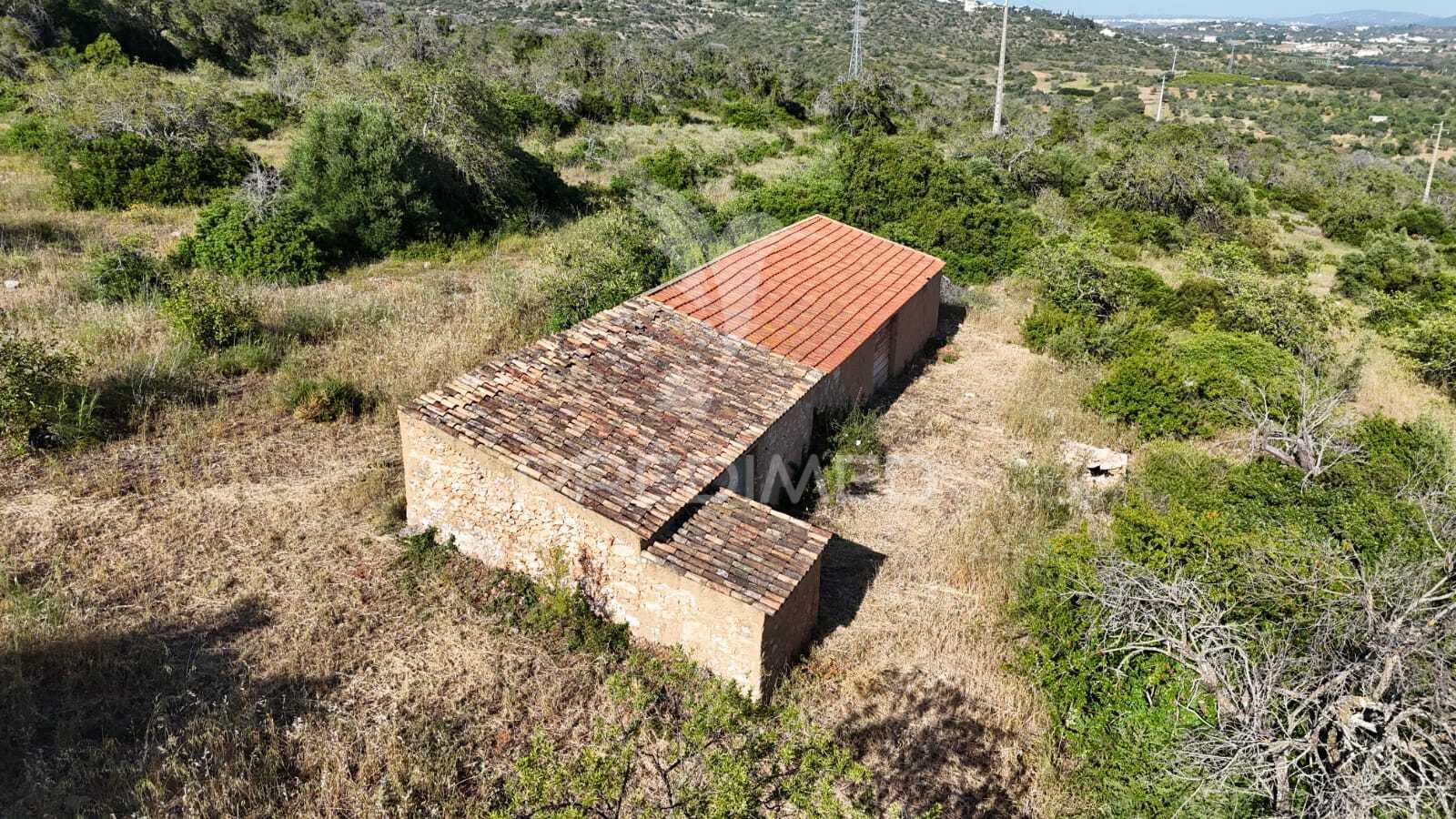 Ruina inserida em terreno com 4,65 hectares com vista para o mar