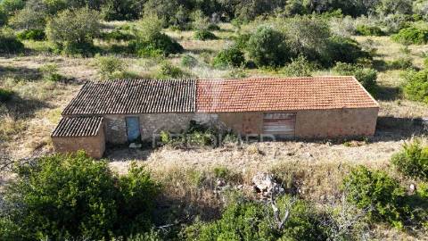 Ruina inserida em terreno com 4,65 hectares com vista para o mar