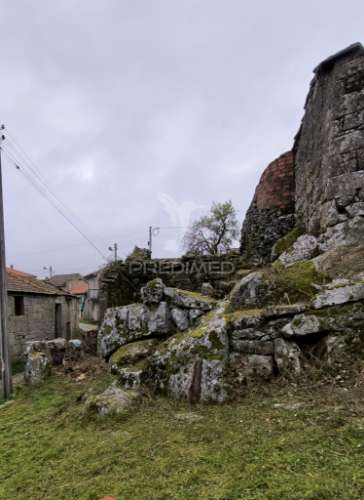 Casa em pedra para recuperação total em vila meã / vila real