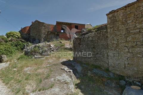 Casa em pedra para recuperação total em vila meã / vila real