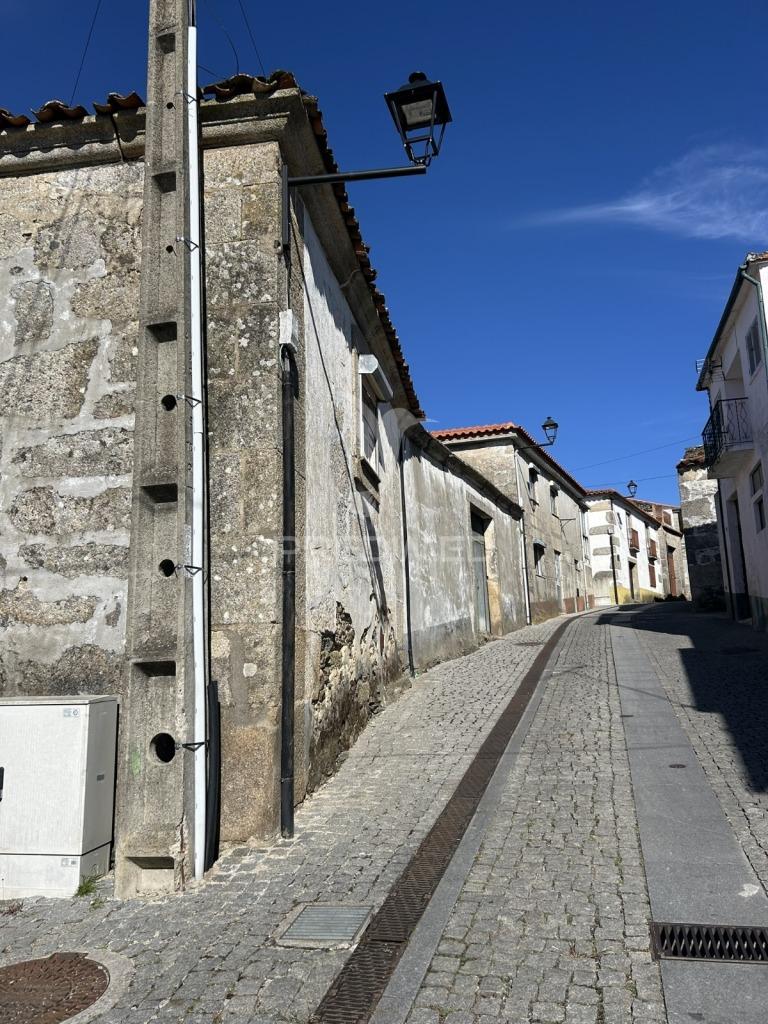 Moradia  em ruínas, em barcos , tabuaço