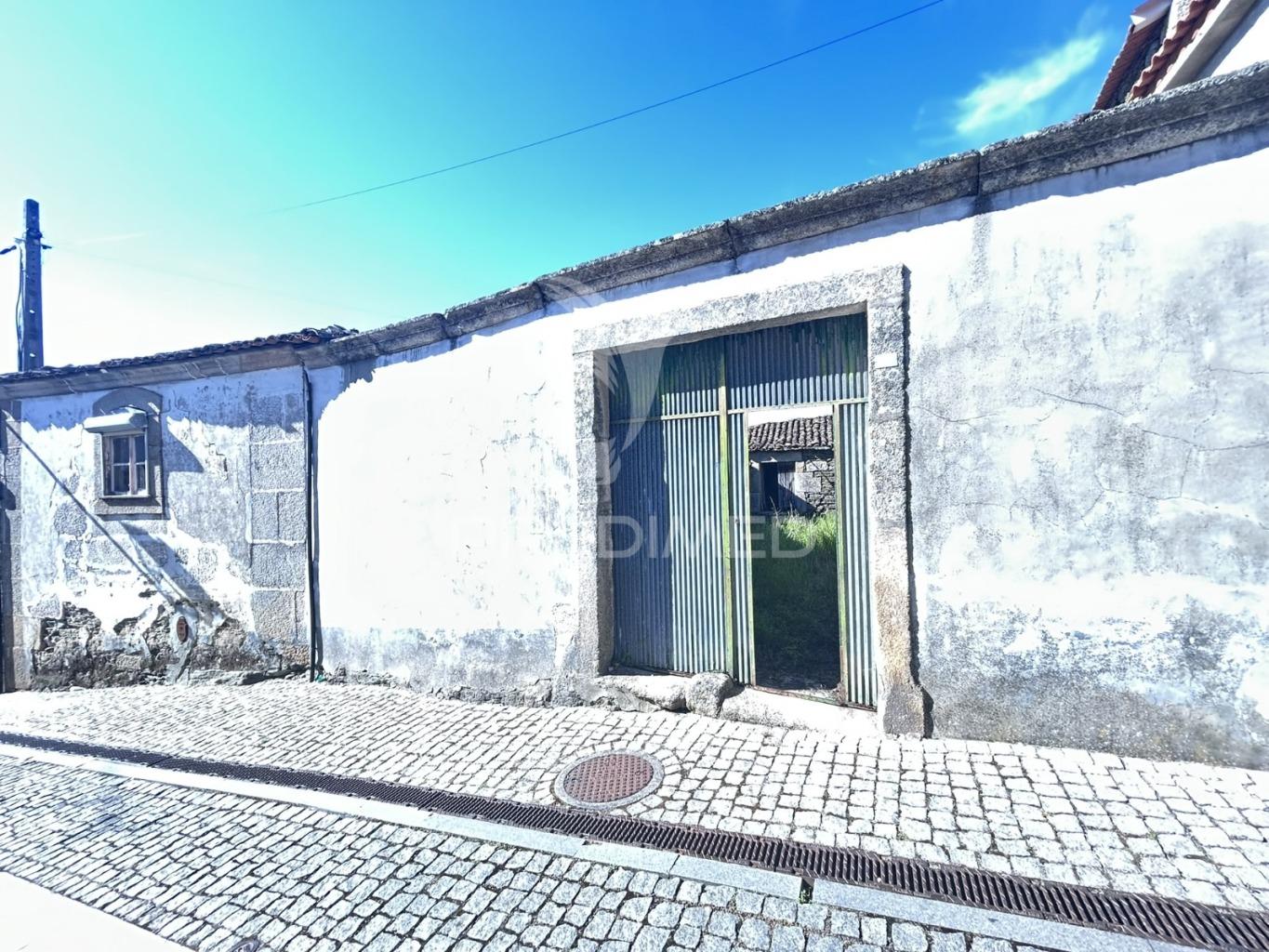 Moradia  em ruínas, em barcos , tabuaço