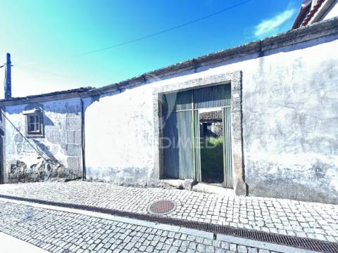 Moradia  em ruínas, em barcos , tabuaço