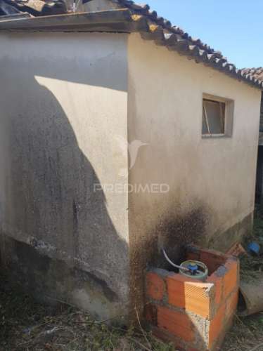 Moradia  em ruínas, em barcos , tabuaço