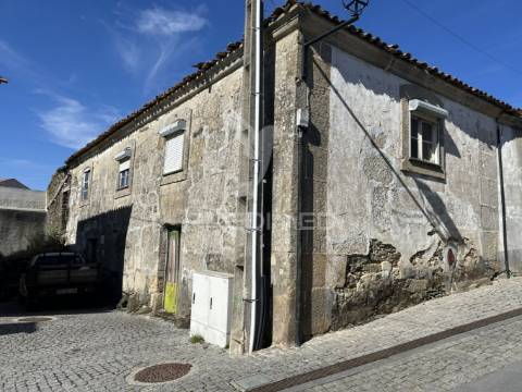 Moradia  em ruínas, em barcos , tabuaço