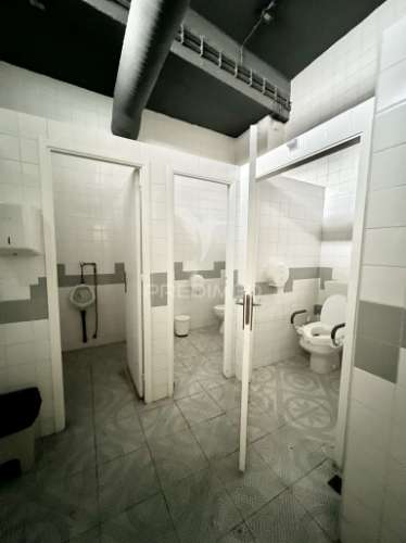 Loja com 22 salas e 5 casas de banho