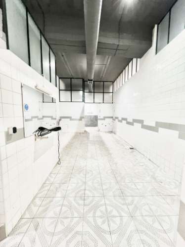 Loja com 22 salas e 5 casas de banho