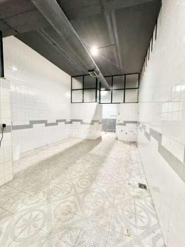 Loja com 22 salas e 5 casas de banho