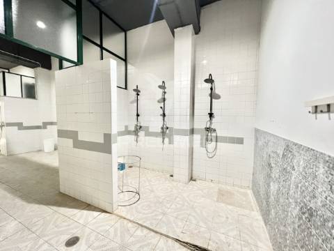 Loja com 22 salas e 5 casas de banho