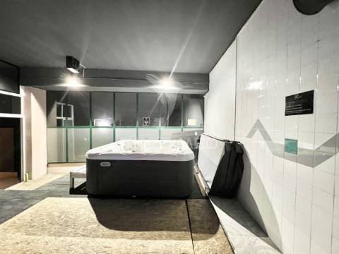 Loja com 22 salas e 5 casas de banho