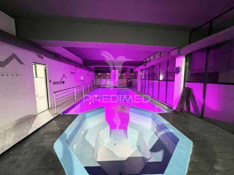 Loja com 22 salas e 5 casas de banho
