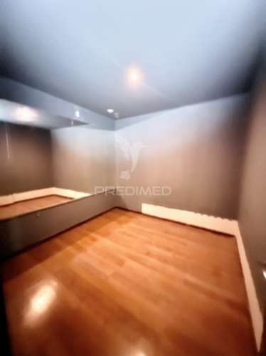 Loja com 22 salas e 5 casas de banho