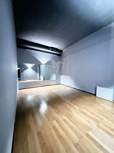 Loja com 22 salas e 5 casas de banho