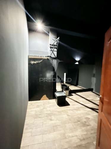 Loja com 22 salas e 5 casas de banho