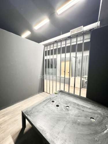 Loja com 22 salas e 5 casas de banho