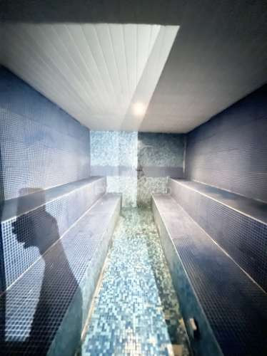 Loja com 22 salas e 5 casas de banho