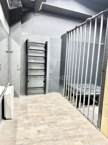 Loja com 22 salas e 5 casas de banho