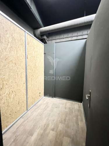 Loja com 22 salas e 5 casas de banho