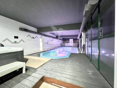 Loja com 22 salas e 5 casas de banho