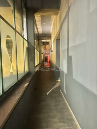 Loja com 22 salas e 5 casas de banho