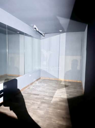 Loja com 22 salas e 5 casas de banho