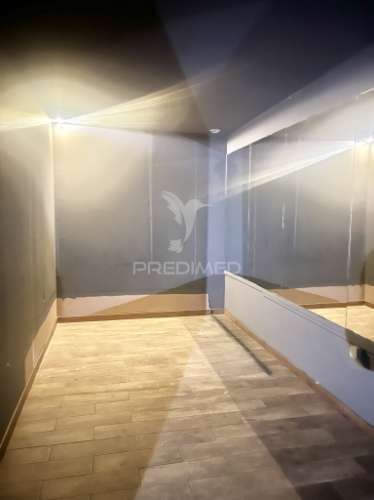 Loja com 22 salas e 5 casas de banho