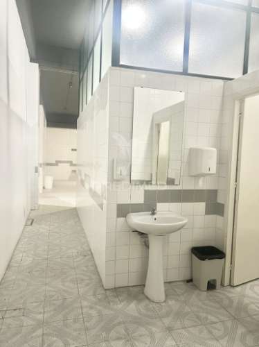 Loja com 22 salas e 5 casas de banho