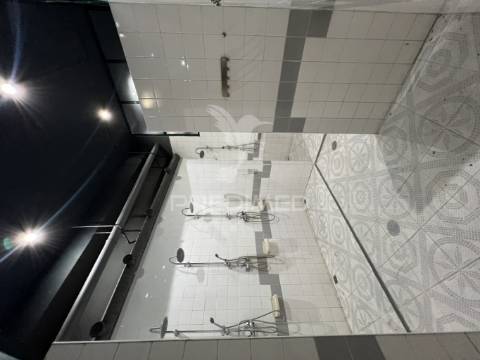 Loja com 22 salas e 5 casas de banho