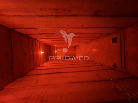 Loja com 22 salas e 5 casas de banho