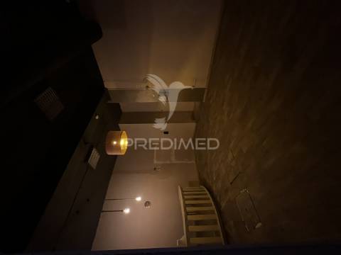 Loja com 22 salas e 5 casas de banho